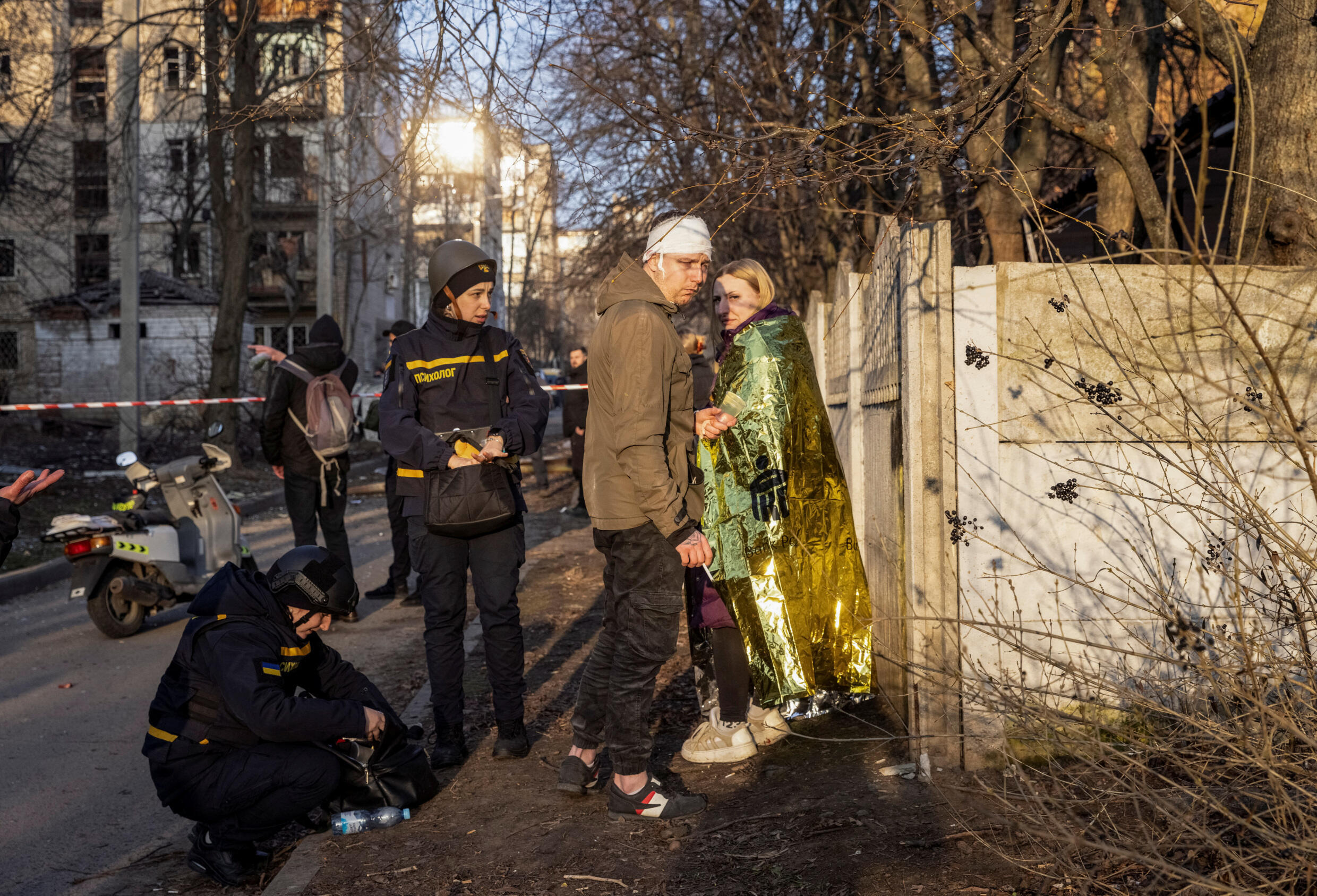 Раненые жители Харькова, где в результате российского удара по жилому сектору города повреждены два многоэтажных здания. Украина, 27 марта 2024 года.