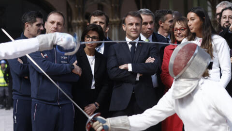 Le président Emmanuel Macron, entouré de la ministre de la Culture, Rachida Dati (G) et Sara Balzer, championne de France d'escrime (D), au Grand Palais à Paris, le 15 avril 2024.