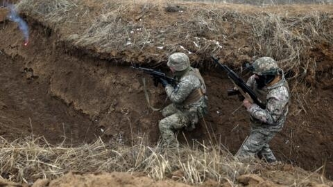 Украинские военнослужащие занимают позицию в окопе во время военных учений вблизи линии фронта в Донецкой области. 23.02.2024