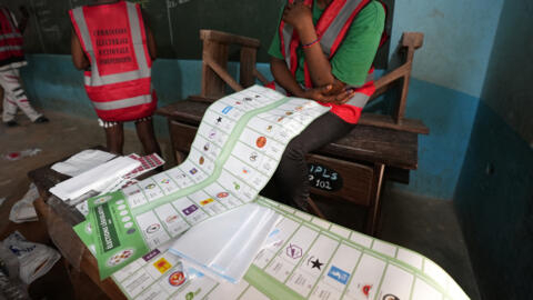 Des responsables électoraux comptant les votes dans un bureau de vote à Lomé le 29 avril 2024, lors des élections législatives au Togo.