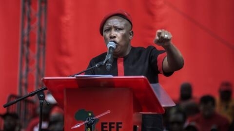 Julius Malema kwenye jukwaa wakati wa mkutano wake huko Johannesburg Septemba 26, 2021.