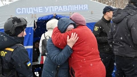 Воскресенье, 11 февраля объявлено в Харькове днем траура. Накануне от российских ударов погибли семь человек, из них трое — дети, младшему из которых — семь месяцев. На фото: следователи работают на месте преступления 10.02.2024