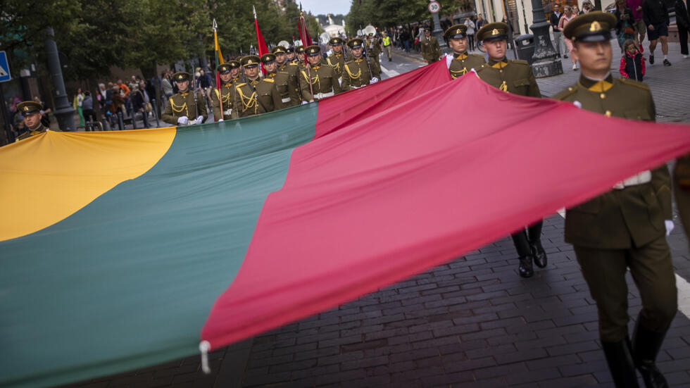 Флаг Литвы на торжественном мероприятии в День свободы 31 августа. В этот день в 1990 году советская армия завершила вывод своих войск и техники с территории страны. Литва объявила о восстановлении независимости еще 11 марта 1990 года.