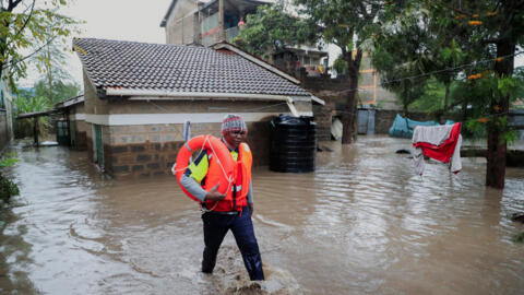 Un secouriste de la Croix-Rouge dans une rue inondée du quartier Kitengela, près de Nairobi, le 1er mai 2024.