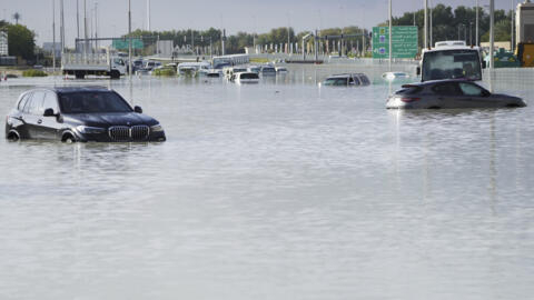 Брошенные автомобили на затопленной гравной автомагистрали Дубая, Объединенные Арабские Эмираты, среда, 17 апреля 2024 года. 
