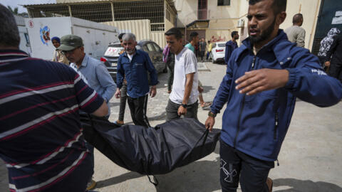 انتقال اجساد جانباختگان در حمله هوایی اسرائیل به اردوگاه آوارگان نصیرات، به بیمارستان الاقصی. نوار غزه /27 آوریل 2024