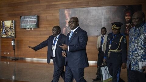 Rais wa Jamhuri ya Kidemokrasia ya Kongo, Félix Tshisekedi (katikati), wakati wa mkutano wa Umoja wa Afrika (AU), Februari 18, 2024.