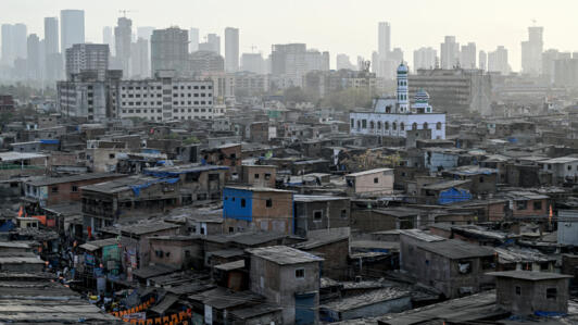 Favela de Dharavi, na periferia de Mumbai, em 16 de março de 2024. Índia está entre os países com maiores índices de pobreza do mundo. 