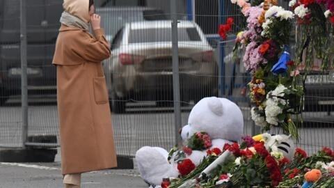 Женщина у мемориала, который появился возле концертного зала «Крокус Сити Холл», где в пятницу, 22 марта, произошел теракт. Красногорск, 23 марта 2024 года.