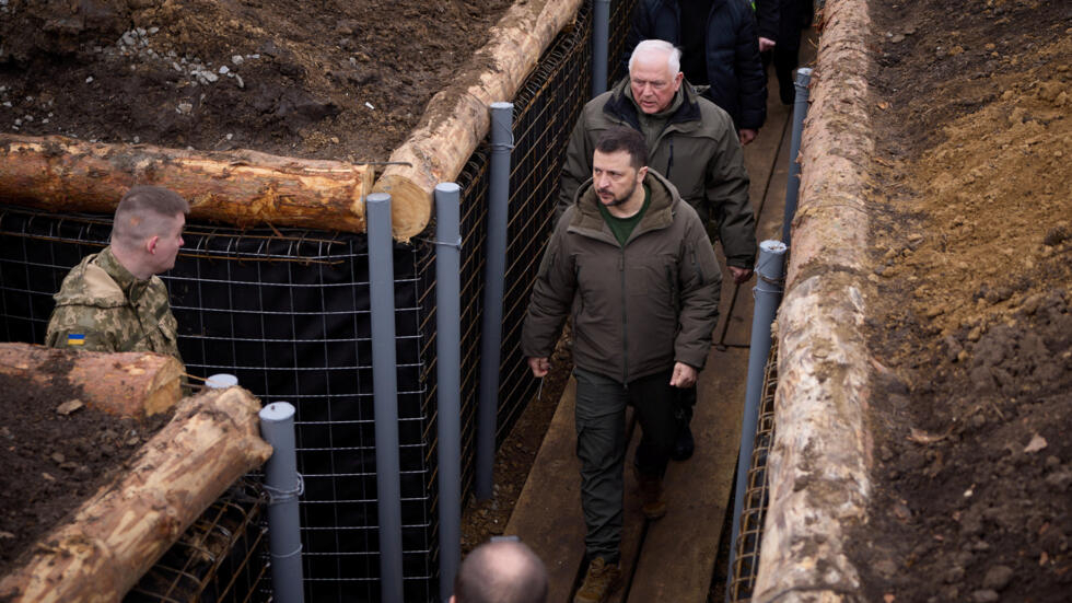 В ходе поездки в Сумскую область президент Украины осмотрел фортификационные сооружения. 27 марта, 2024.