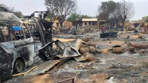 Cenário de destruição depois de bombardeamentos em El-Facher, capital do norte do Darfur, no dia 1 de Setembro de 2023.