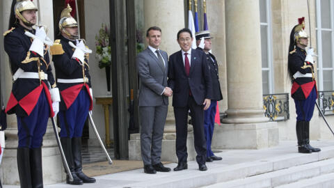 President Macron shakes hands with Japanese Prime Minister Fumio Kishida at the Elysée Palace, 2 May, 2024.