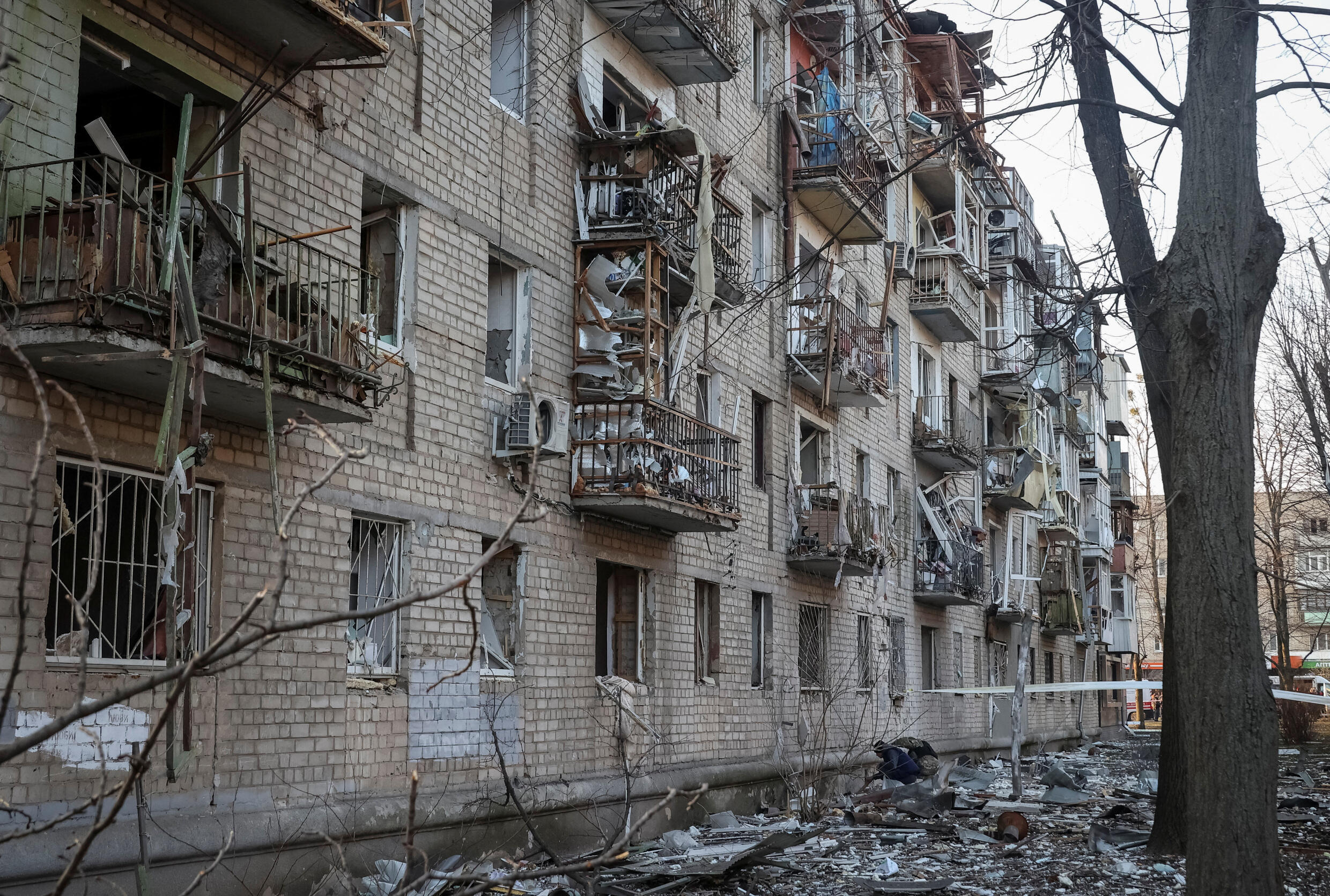 В результате российского авиаудара по жилому сектору города повреждены два многоэтажных здания. Харьков, Украина, 27 марта 2024 года.