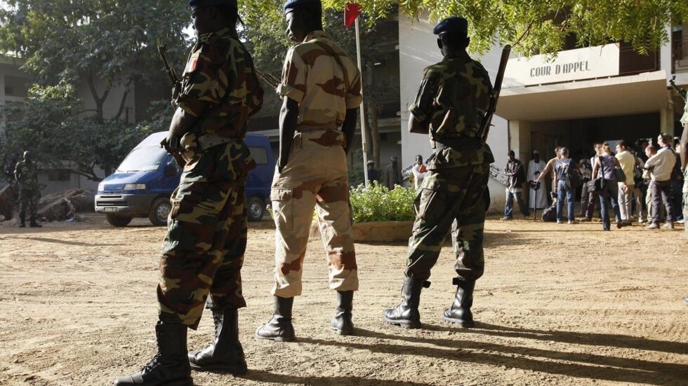 Soldats tchadiens devant le tribunal de Ndjamena (image d’archive 2007).