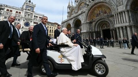 Le pape François quitte la basilique Saint-Marc, à Venise, le 28 avril 2024.