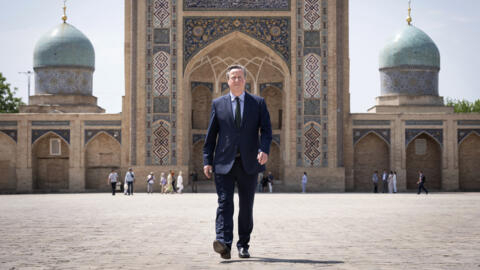 Le ministre britannique des Affaires étrangères, David Cameron, visite le complexe de l'imam Hazrati à Tachkent, en Ouzbékistan, le mardi 23 avril 2024.