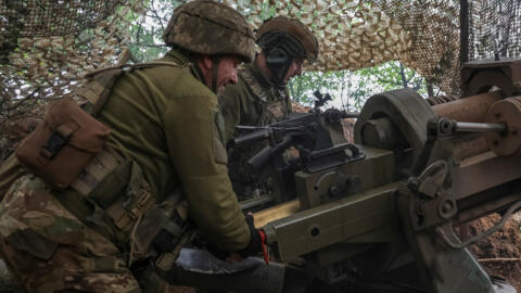 Украинские военные стреляют из гаубицы L119 в Донецкой области, 21 апреля 2024.