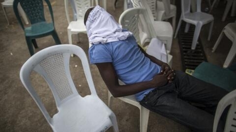Un homme dort sur une chaise à Libreville, au Gabon (image d'illustration).