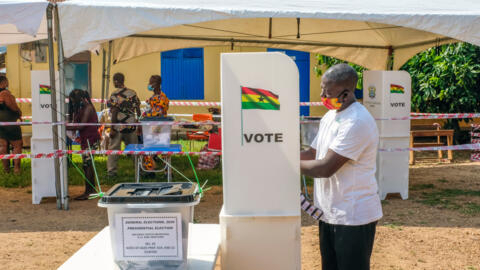Une personne votant le 7 décembre 2020 pour les élections législatives et présidentielle au Ghana.