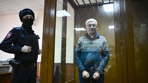 Правозащитника Олега Орлова приговорили к двум с половиной годам колонии по делу об антивоенной статье