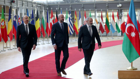 Președintele azer Ilham Aliyev (stânga), președintele Consiliului European, Charles Michel și premierul armean Nikol Pashinyan la Bruxelles, Belgia, 14 mai 2023