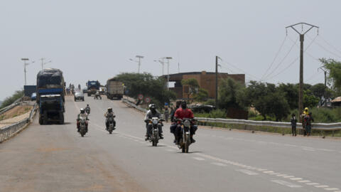 Une photo montrant la circulation sur le pont traversant le fleuve Niger entre le Niger et le Bénin, le 9 octobre 2022 près de Gaya (Image d'illustration).