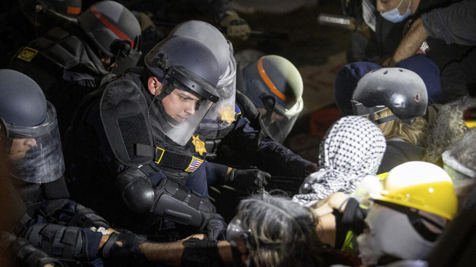 Poliția evacuează un grup de demonstranți pro-palestinieni în campusul UCLA joi, 2 mai 2024, în Los Angeles