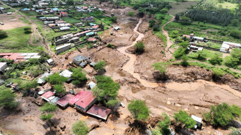 Une vue par drone montrant des maisons endommagées après que de fortes inondations soudaines ont détruit plusieurs maisons lorsqu'un barrage a éclaté, à la suite de fortes pluies dans le village de Kamuchiri, Mai Mahiu, comté de Nakuru, Kenya, le 29 avril 2024.