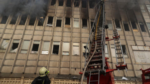 Пожарные работают на месте российского ракетного удара в Харькове, 20 марта 2024.