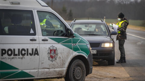 Сотрудники пограничной полиции Литвы на границе с Беларусью (иллюстративное фото).