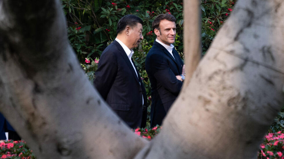 2023 年 4 月 7 日，法國總統馬克龍訪問中國時和中國國家主席習近平（左二）在廣東。