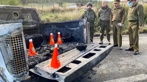 Una imagen divulgada por los Carabineros de Chile muestra el vehículo quemado donde fueron asesinados tres policías, el 27 de abril de 2024 en Cañete, en una zona mapuche de la región de Biobío, al sur de Chile