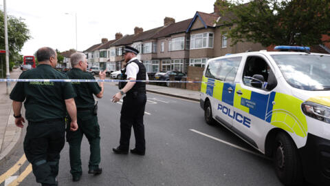 Офицер полиции и врачи скорой помощи на месте нападения в на северо-востоке Лондона, 30 апреля 2024 г.