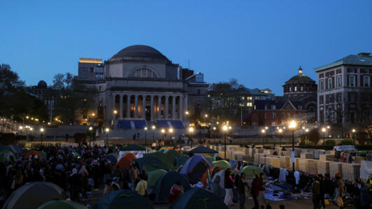 Le crépuscule tombe sur le campement de protestation en soutien aux Palestiniens à l'Université de Columbia, pendant le conflit en cours entre Israël et le groupe islamiste palestinien Hamas, à New Yo