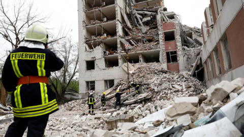 Los rescatistas trabajan en el sitio de un edificio destruido durante un ataque con misiles rusos, en medio de los ataques de Rusia contra Ucrania, en Chernihiv, Ucrania, el 17 de abril de 2024.