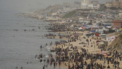 2024年4月25日，在37度的高温中，巴勒斯坦加沙地带民众走向海边