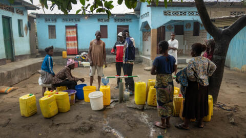 Des personnes se rassemblent autour d'un puits communal à Selembao, un quartier avec très peu d'eau et d'électricité à la périphérie de Kinshasa. RDC, le 14 juillet 2023. Photo d'illustration.