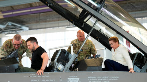 Le président ukrainien Volodymyr Zelensky  montant à bord d'un avion de combat F-16BM biplace avec la Première ministre danoise Mette Frederiksen dans la base aérienne de Skrydstrup, le 20 août 2023 (illustration).