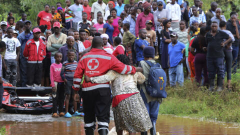 Une femme sauvée par un secouriste de la Croix-Rouge, non loin de Nairobi, le 24 avril 2024.