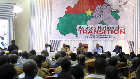 Des personnes assistent au début des deux jours de pourparlers nationaux visant à adopter une charte de transition, à Ouagadougou, le 14 octobre 2022.