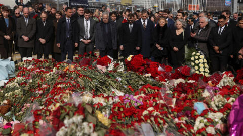 Представители аккредитованных в России дипломатических миссий возложили в субботу, 30 марта, цветы перед мемориалом жертвам теракта в Красногорске.