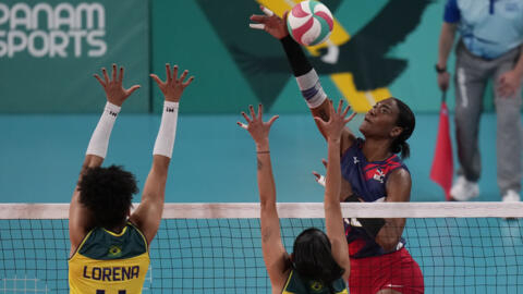 Brayelin Martínez, de República Dominicana, intenta un tiro durante el partido por la medalla de oro de voleibol femenino contra Brasil en los Juegos Panamericanos en Santiago, Chile, el jueves 26 de octubre de 2023