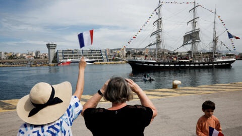 O veleiro francês Belém deixa o porto grego de Piraeus rumo a Marselha transportando a chama olímpica. Em 27 de abril de 2024.
