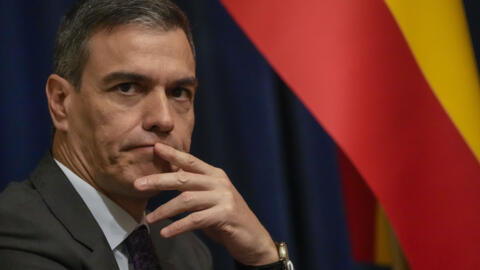 O primeiro-ministro espanhol, Pedro Sánchez, disse que permanece no cargo, apesar das acusações envolvendo sua mulher.
