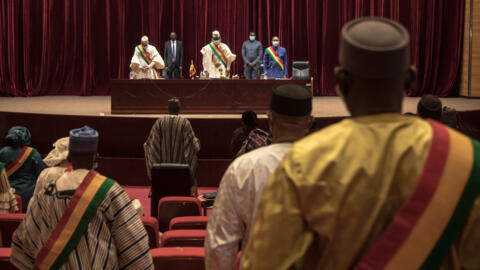 Rais wa Baraza la Kitaifa la Mpito la Mali, Malick Diaw (katikati), akiwa na wajumbe wa CNT mjini Bamako mnamo Februari 2022.