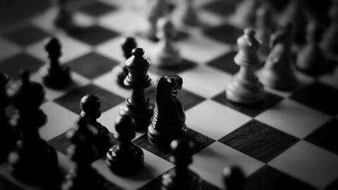Le jeu d'échecs est l'un des jeux de stratégie et de réflexion les plus populaires au monde.