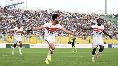 Les joueurs de Zamalek exultent après l'un de leurs buts inscrit face au Dreams FC en demi-finale retour de la Coupe de la CAF, le 28 avril 2024.