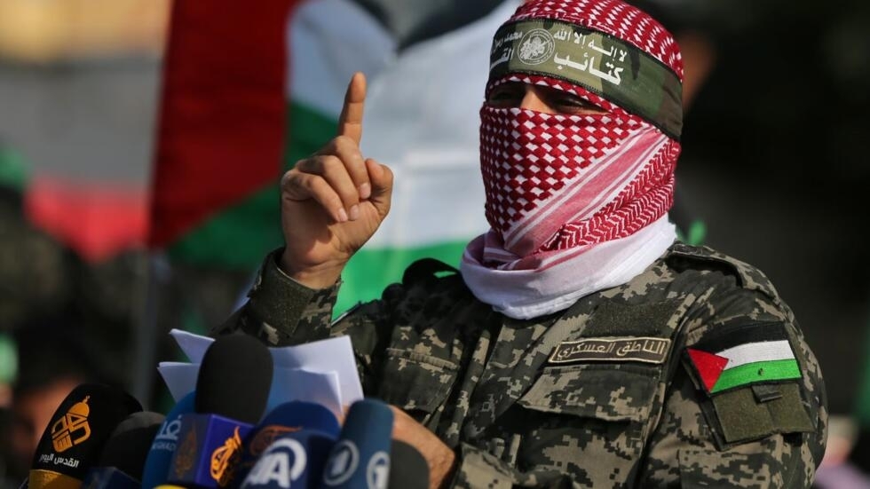 Abu Ubaida, kakakin kungiyar Izz el-Deen al-Qassam Brigades, yana nuna karimci a lokacin da yake jawabi kan bajekolin makaman Isra'ila. 11 ga Nuwamba, 2019.