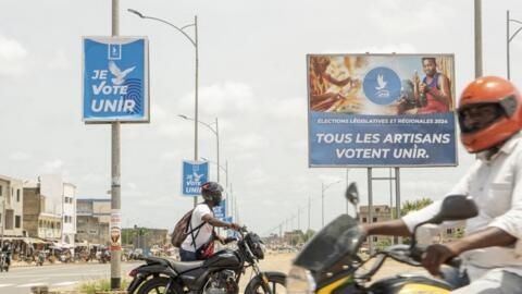 Affiches électorales du parti UNIR au pouvoir pour les législatives et les régionales au Togo, à Lome, le 24 avril 2024.