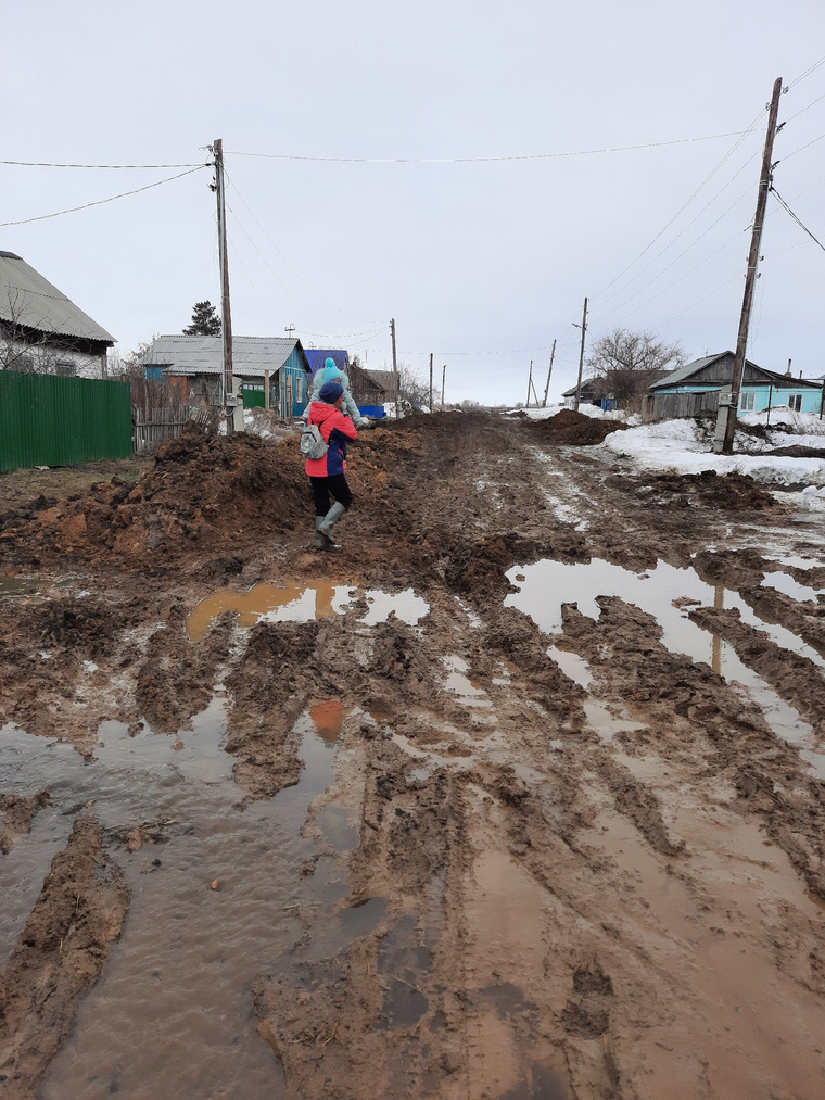 Детей приходится носить на руках